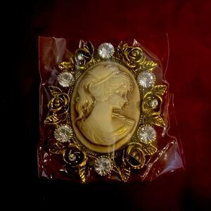 New white crystal brown resin in gold tone 25 ctw